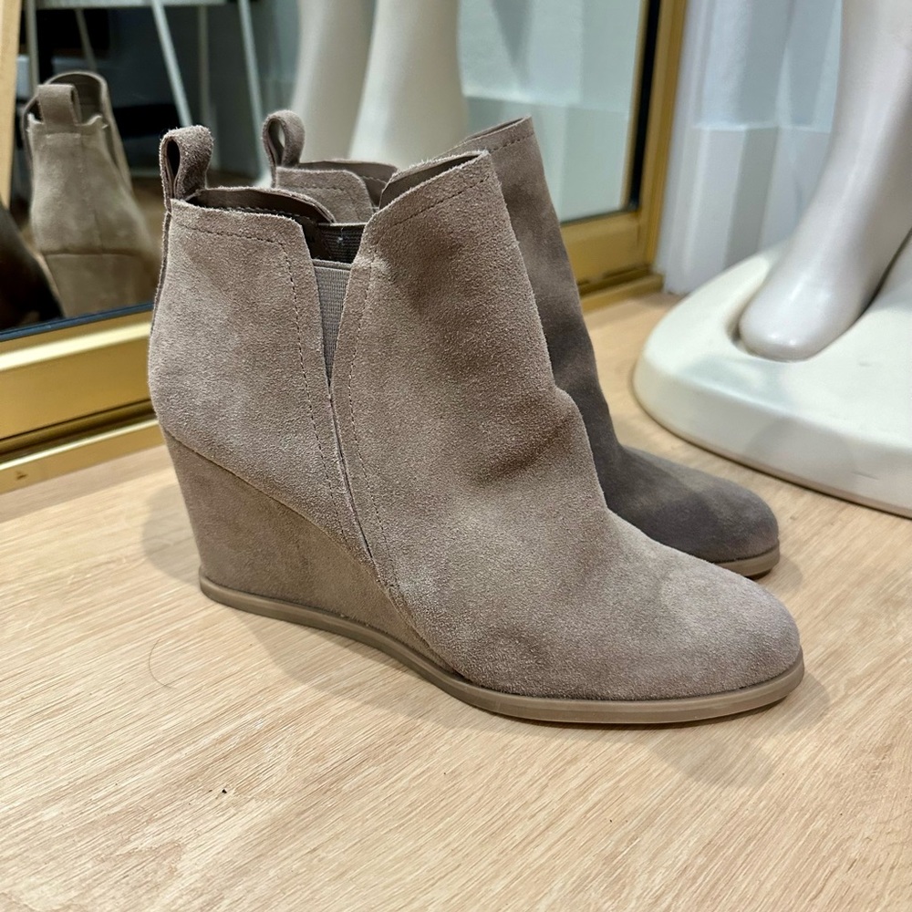 Dolce Vita Gerri ankle bootie suede grey taupe wedge boots 7.5